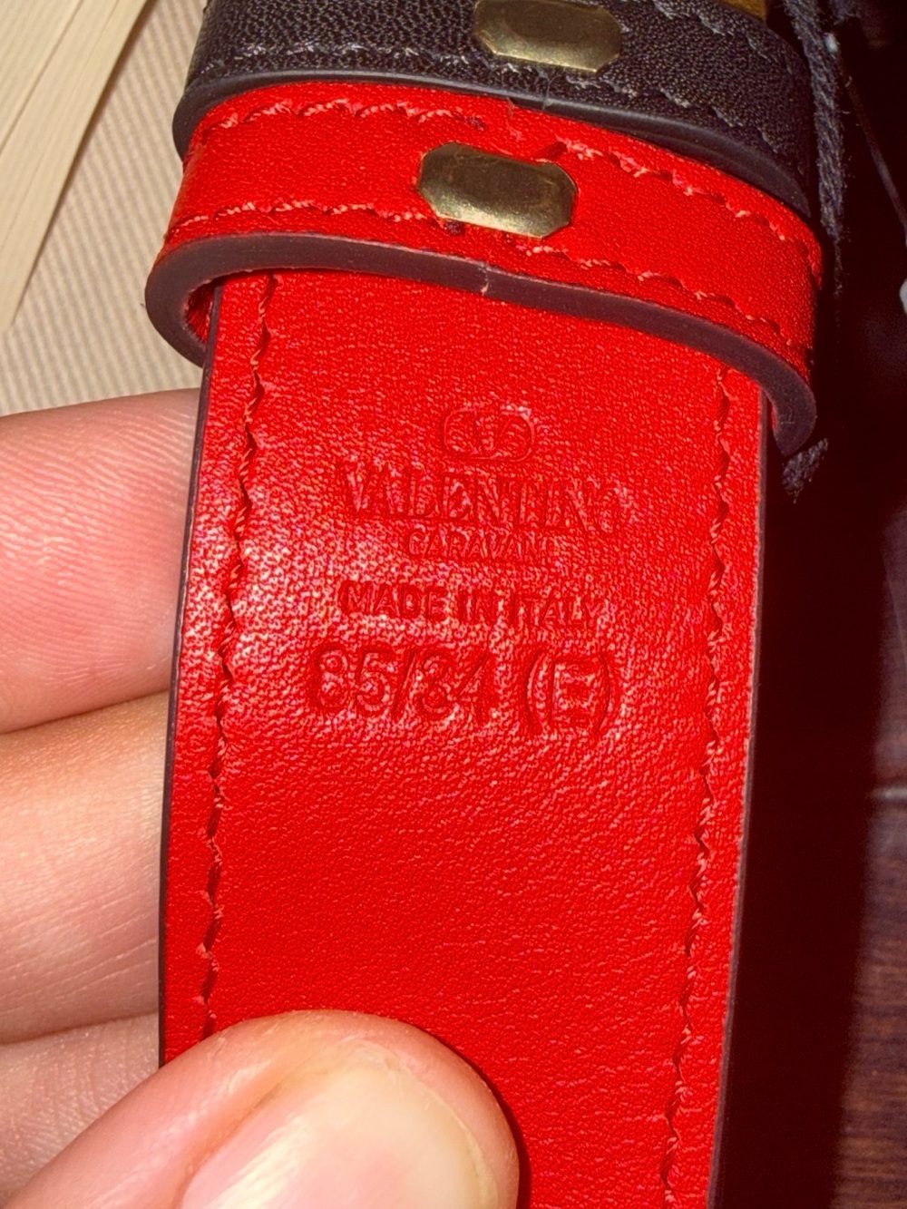 Valentino Garavani Reversible Black and Red Leather Logo Buckle Belt - Picture 3 of 10